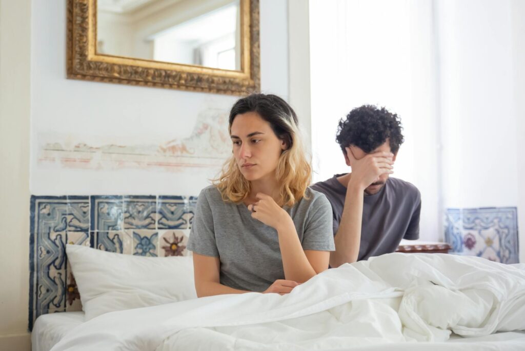 Pourquoi il me trompe mais — couple se disputant dans une chambre