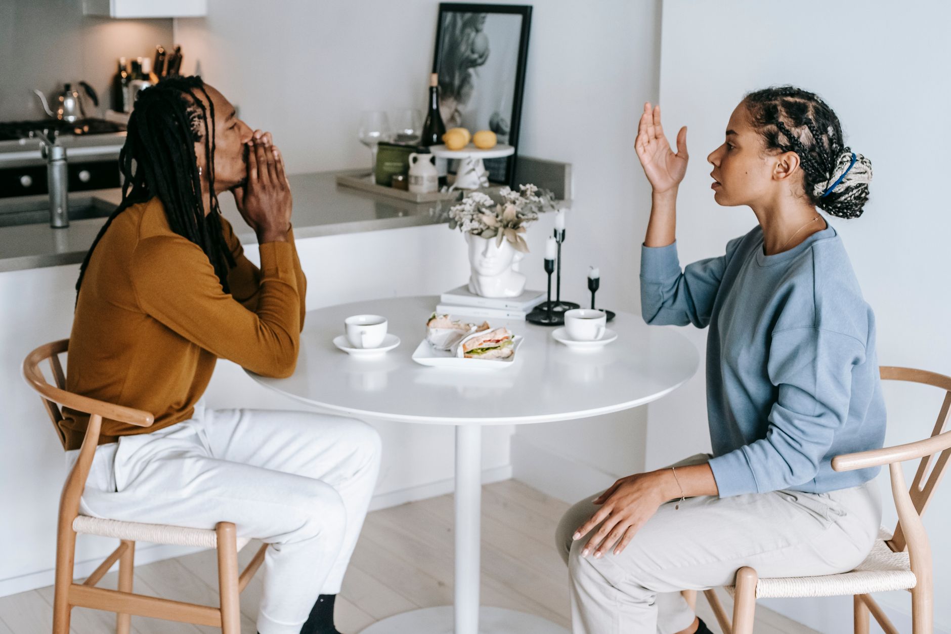 Comprendre la blessure de l’infidélité avant de parler de preuve d’amour — couple discutant de problèmes relationnels