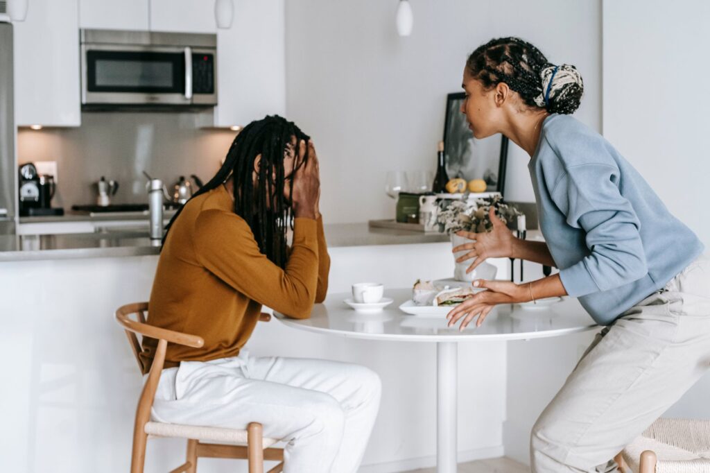 Preuve d'amour après infidélité comment — couple discutant de problèmes relationnels