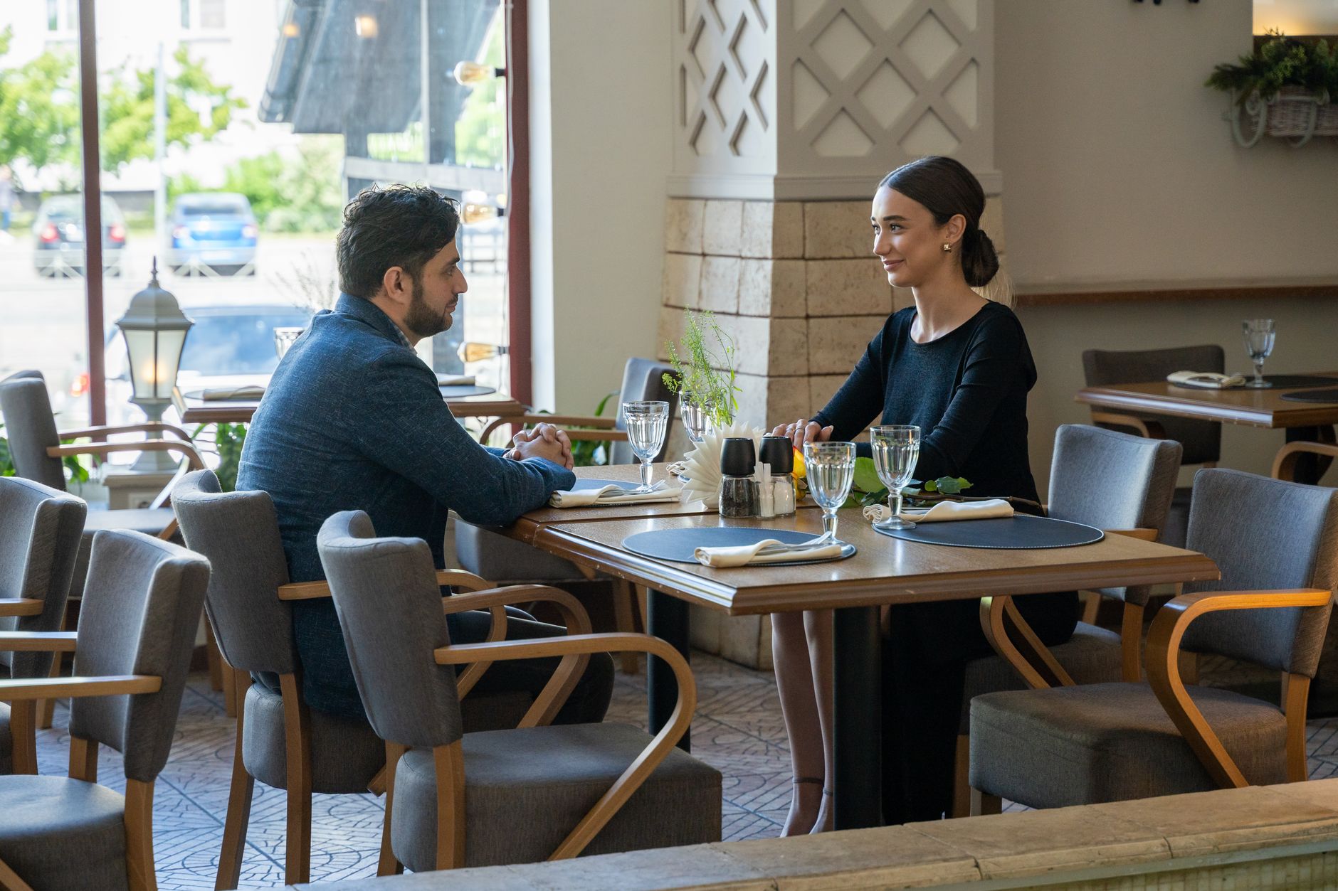 Que regarde un homme dans les toutes premières minutes du premier rendez-vous — homme et femme premier rendez-vous restaurant
