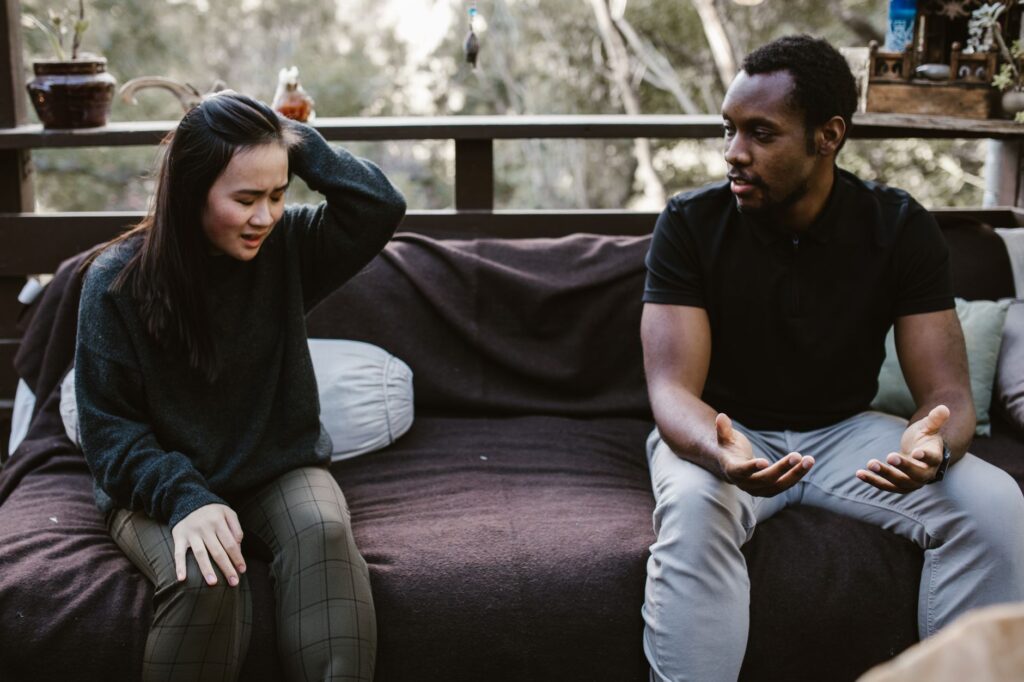 Rester en contact avec son — couple parlant sur un canapé