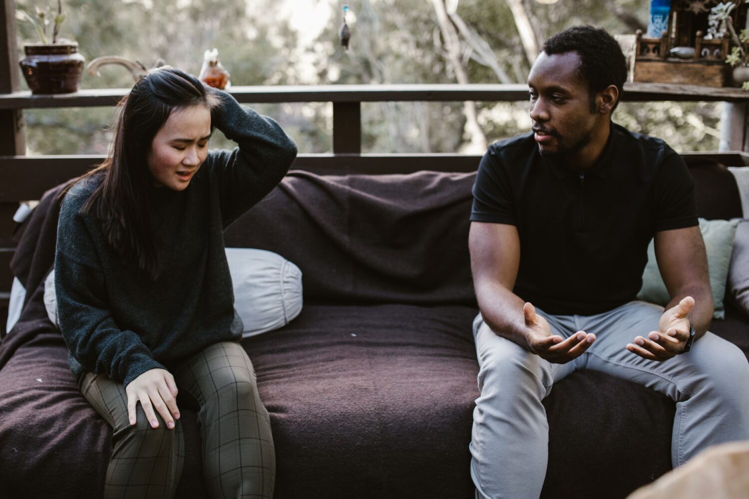 Rester en contact avec son ex quand on est en couple : bonne idée ?