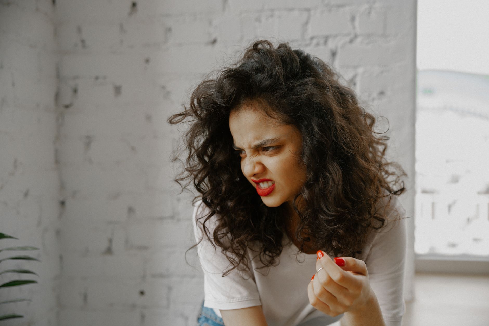 Signes de jalousie chez une femme : comportements évidents à ne pas ignorer — femme montrant de la jalousie