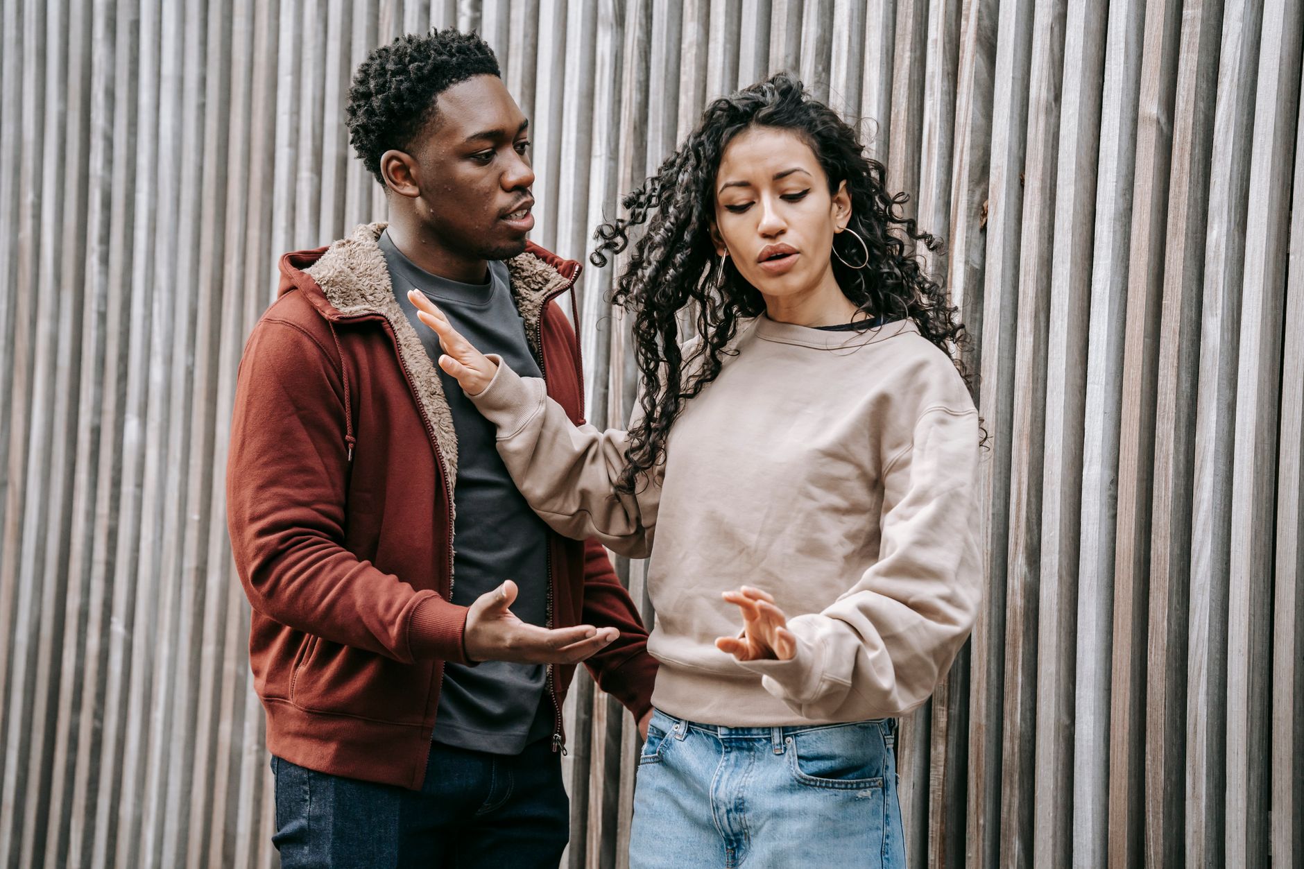 Signes comportementaux qu’il aime encore son ex : quand le quotidien parle plus fort que lui — couple discutant des émotions relationnelles
