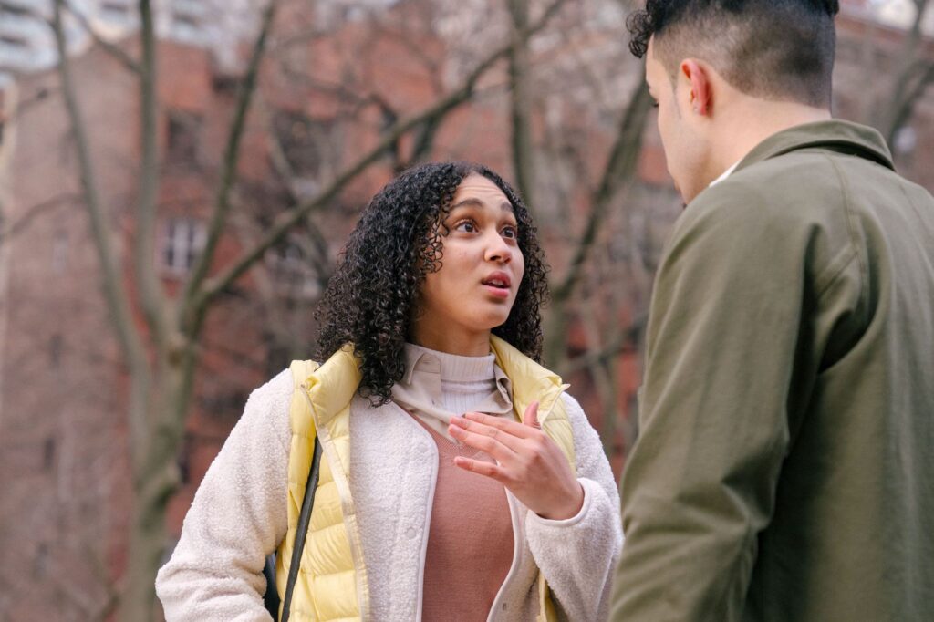 Signes qu'il aime encore son — couple discutant des émotions relationnelles