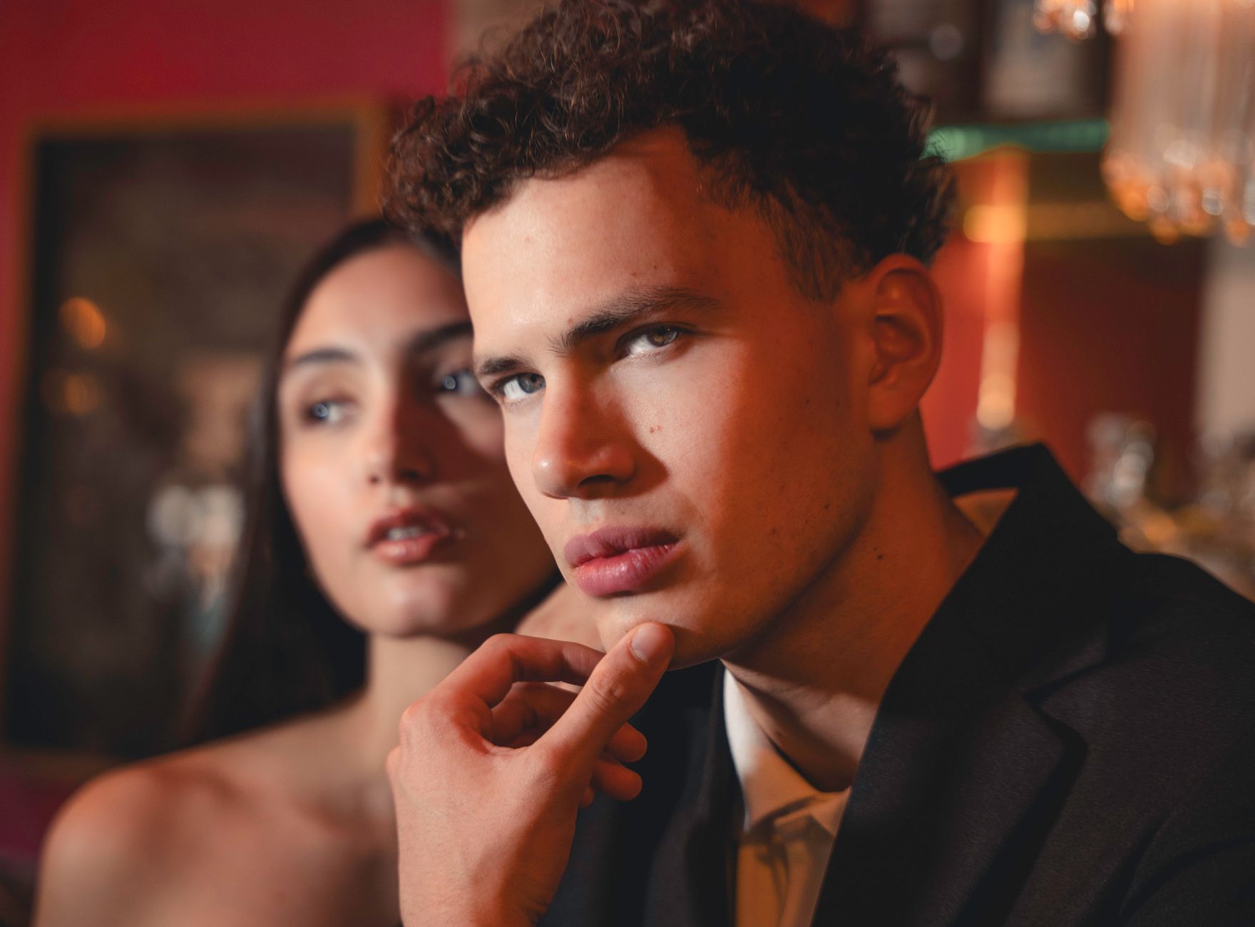 Signes émotionnels qu’un homme est amoureux de sa maîtresse et pas seulement attiré — homme regardant pensivement une femme