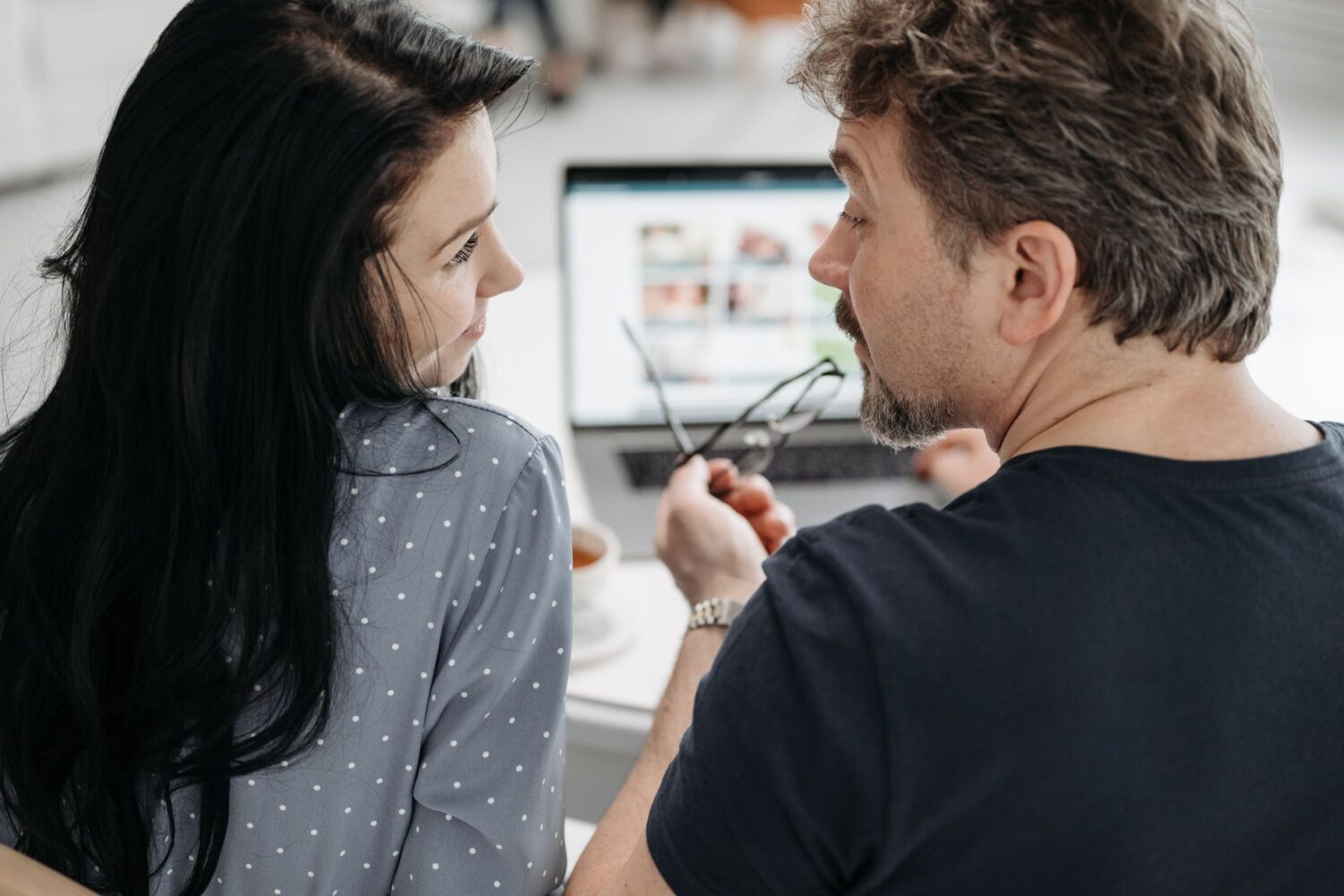 Signes qu&rsquo;un homme est amoureux de sa maîtresse (et pas seulement attiré)