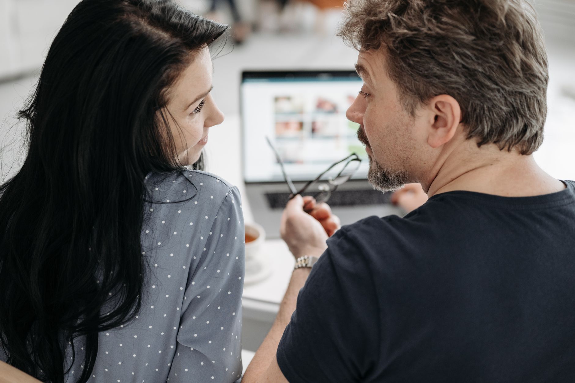 Signes qu'un homme est amoureux — homme regardant pensivement une femme