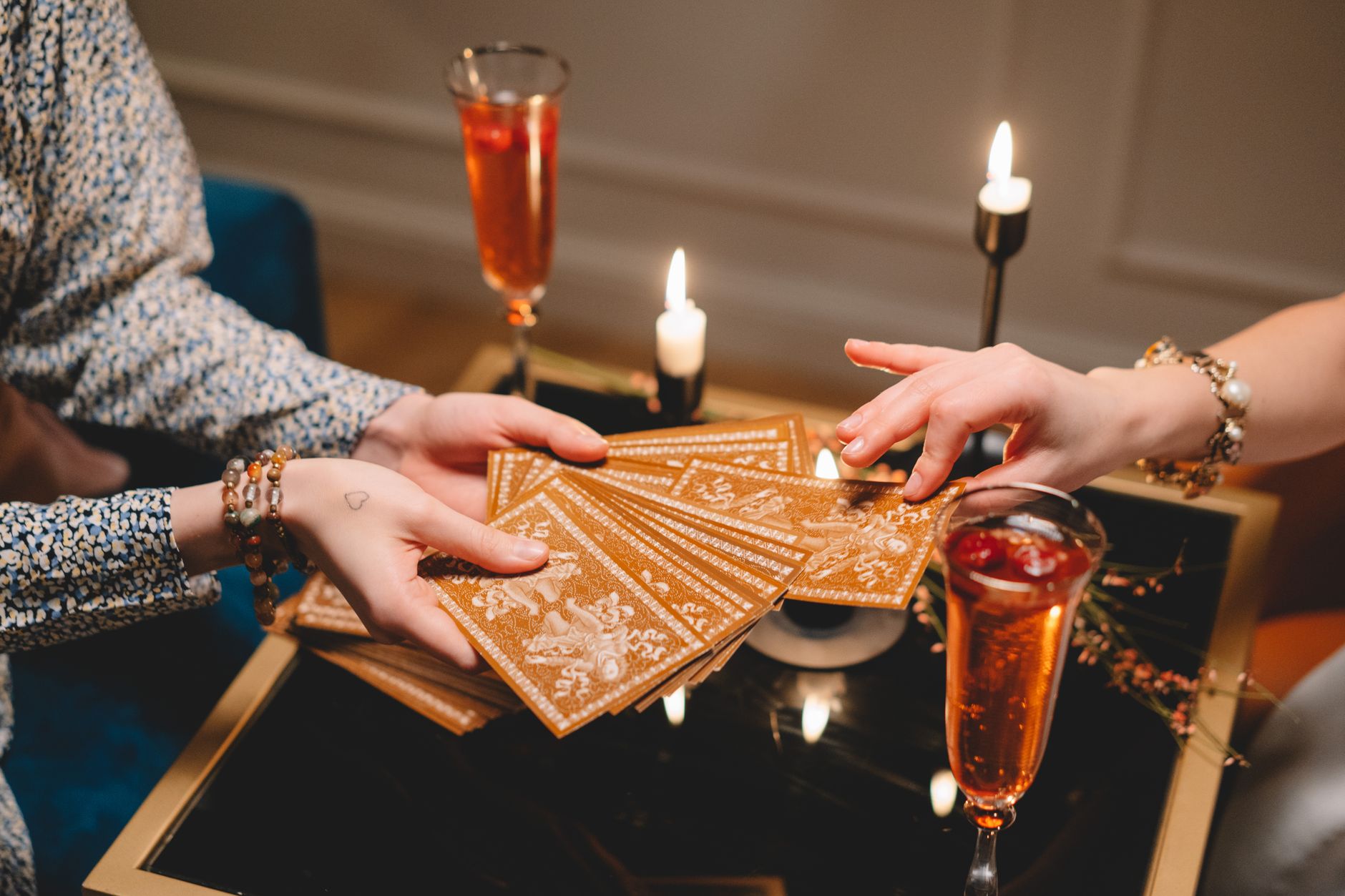 Tarot amour gratuit en ligne : comment ça fonctionne vraiment quand on parle de cœur — cartes de tarot lecture amour sur table