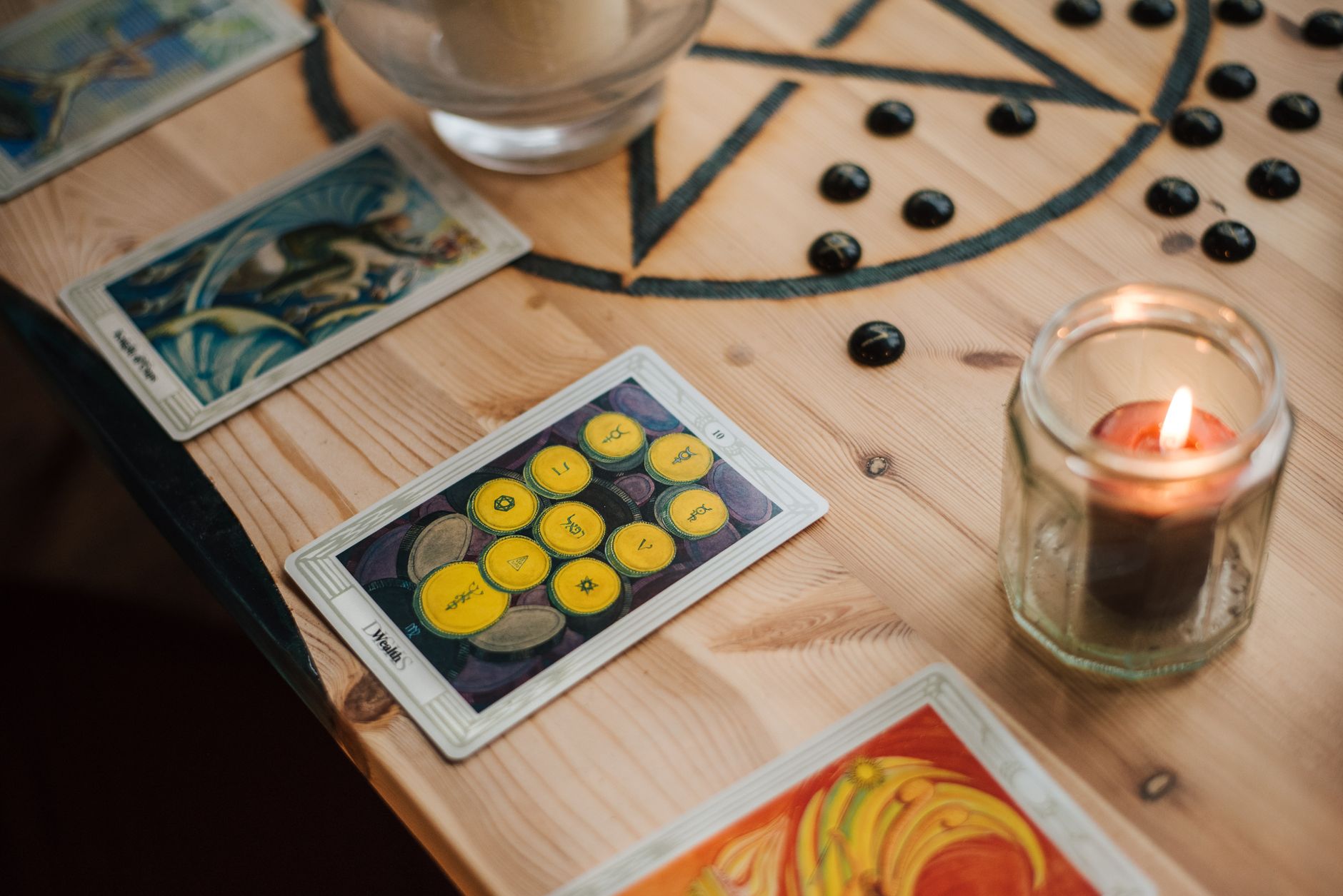 Tarot amour gratuit tirage en — cartes de tarot lecture amour sur table