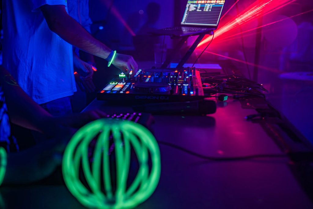 Comment organiser une soirée fluo qui marque les esprits ?