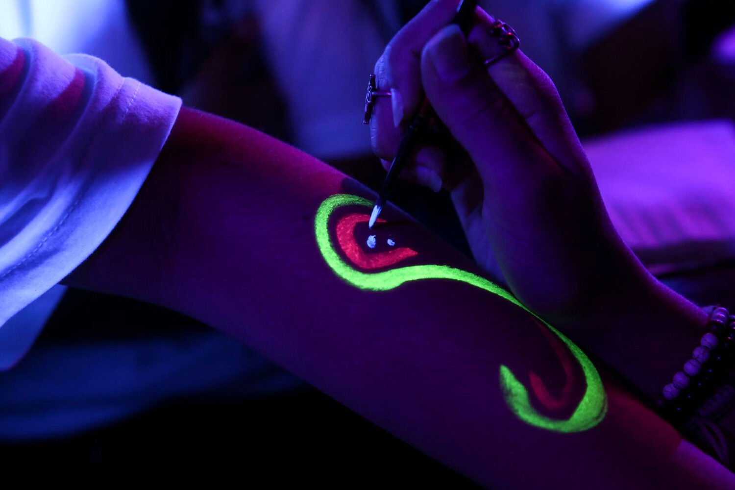 Comment organiser une soirée fluo qui marque les esprits ?