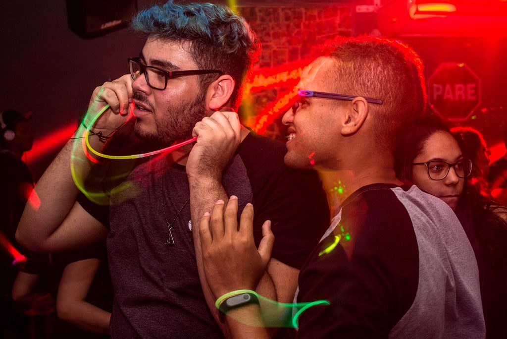 Comment organiser une soirée fluo qui marque les esprits ?