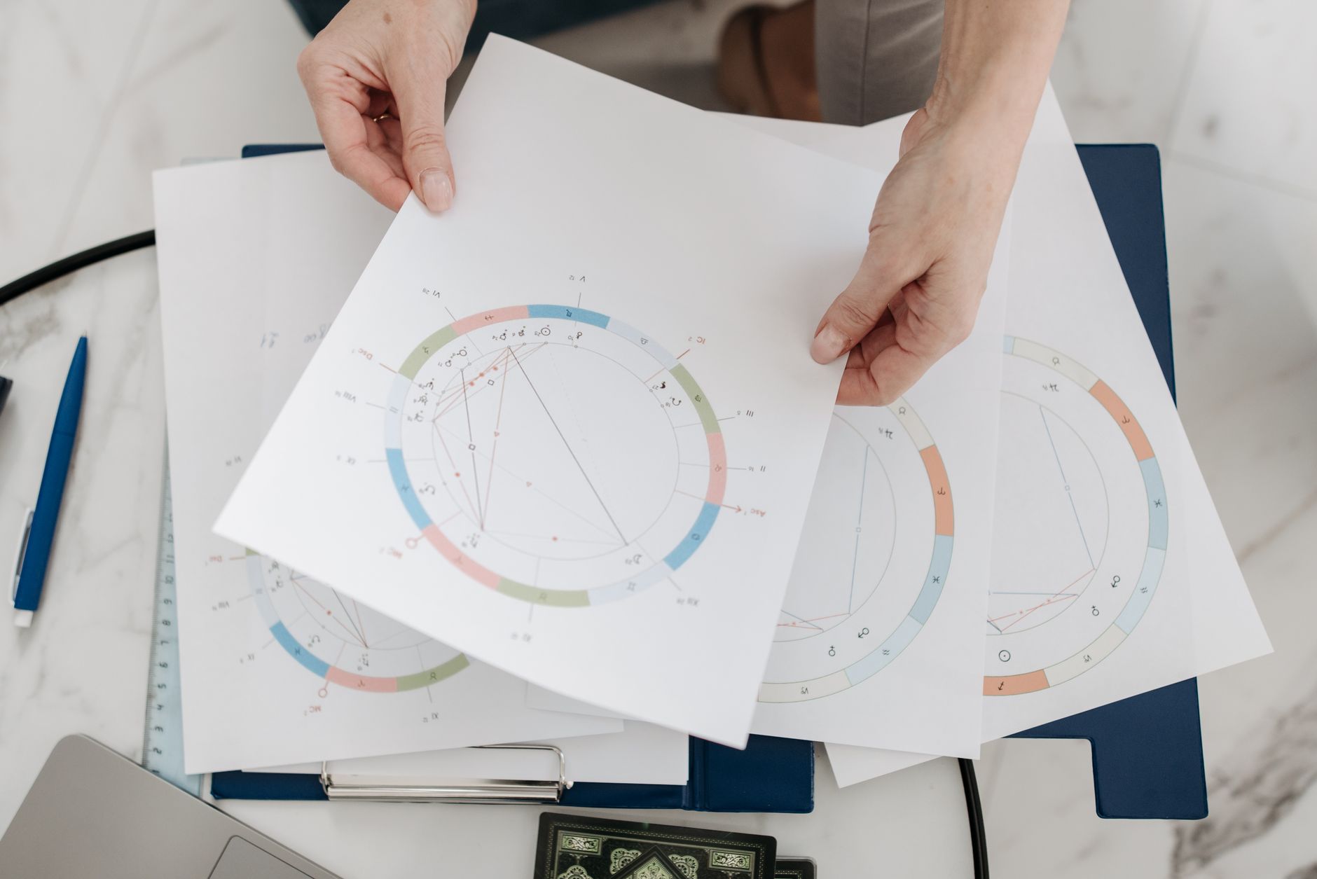 Quels signes du zodiaque tournent en août : mécanique des transits et repères concrets — roue des signes astrologiques