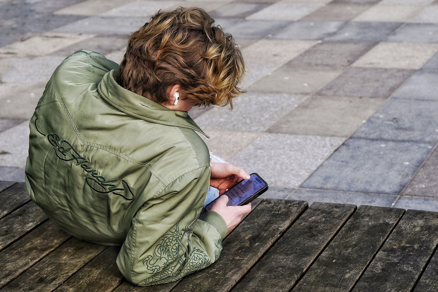 découvrez les sites et applis de rencontre accessibles aux ados, ce qui existe vraiment et les risques à connaître pour naviguer en ligne plus prudemment.