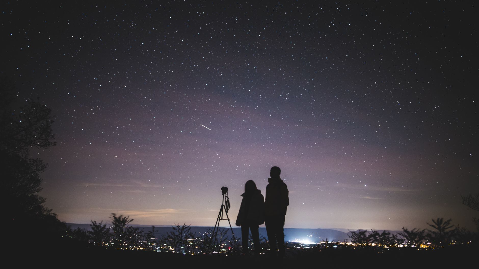 Bonne nuit mon amour : choisir des mots doux qui sonnent juste — couple disant bonne nuit sous les étoiles