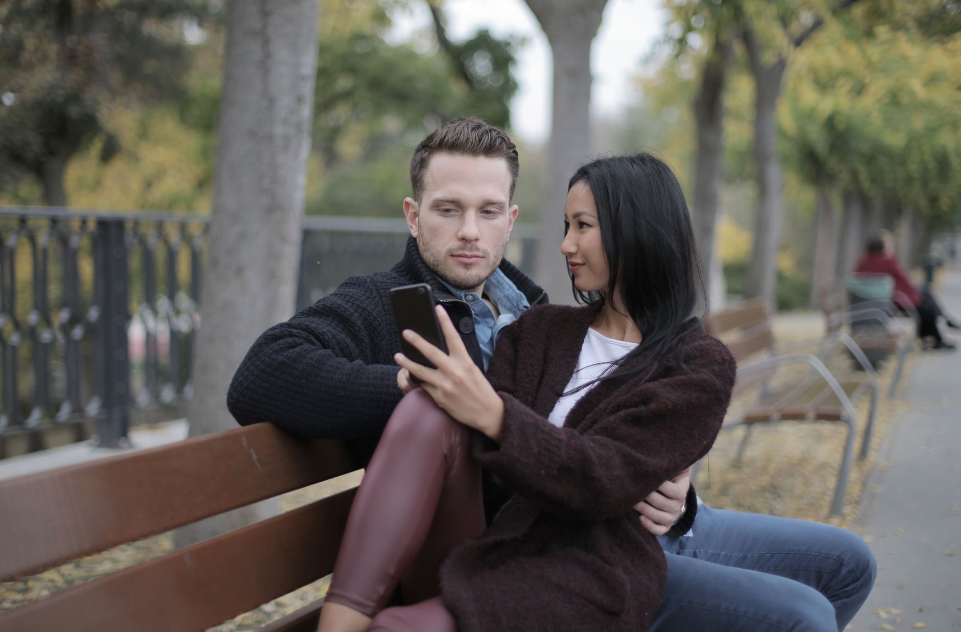 Elite Rencontre avis : à qui s’adresse vraiment le site en 2026 ? — couple utilisant une application de rencontre