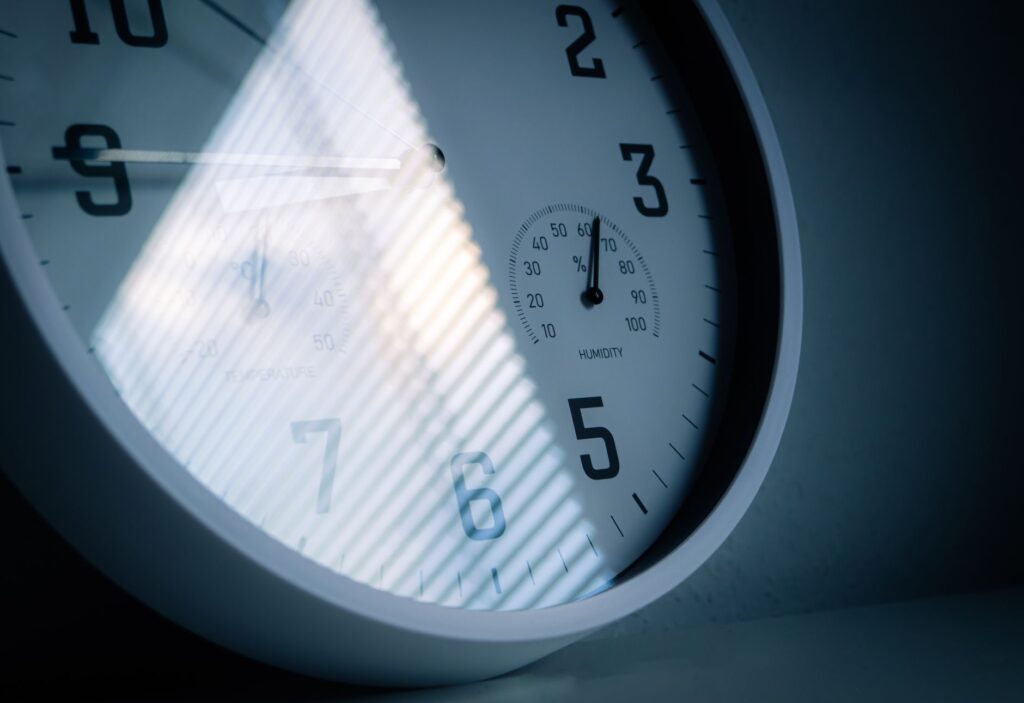 Heure miroir 17h17 signification en — horloge affichant 17h17