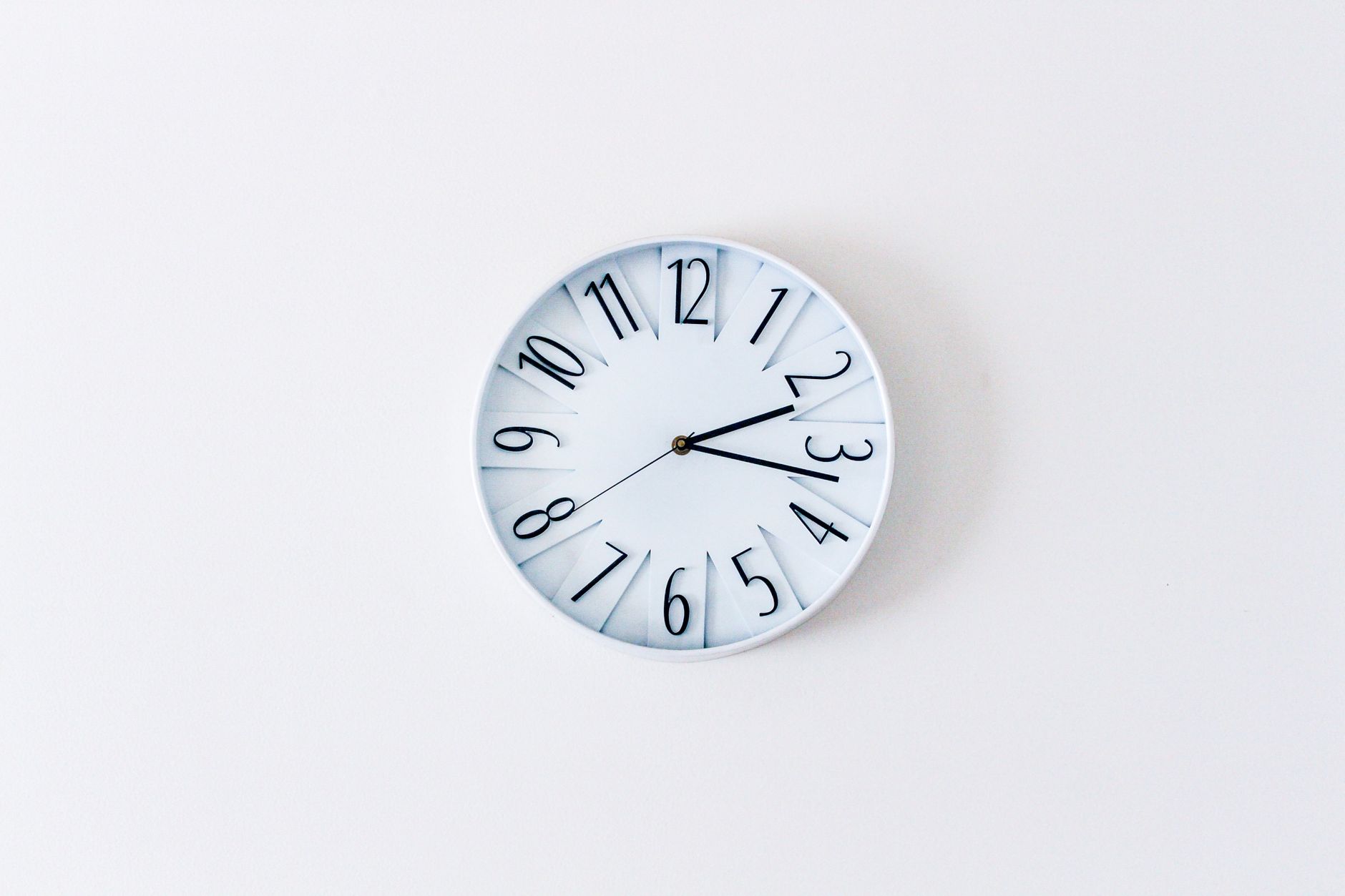 Heure miroir 18h18 : une signification à lire dans son contexte — horloge affichant 18h18