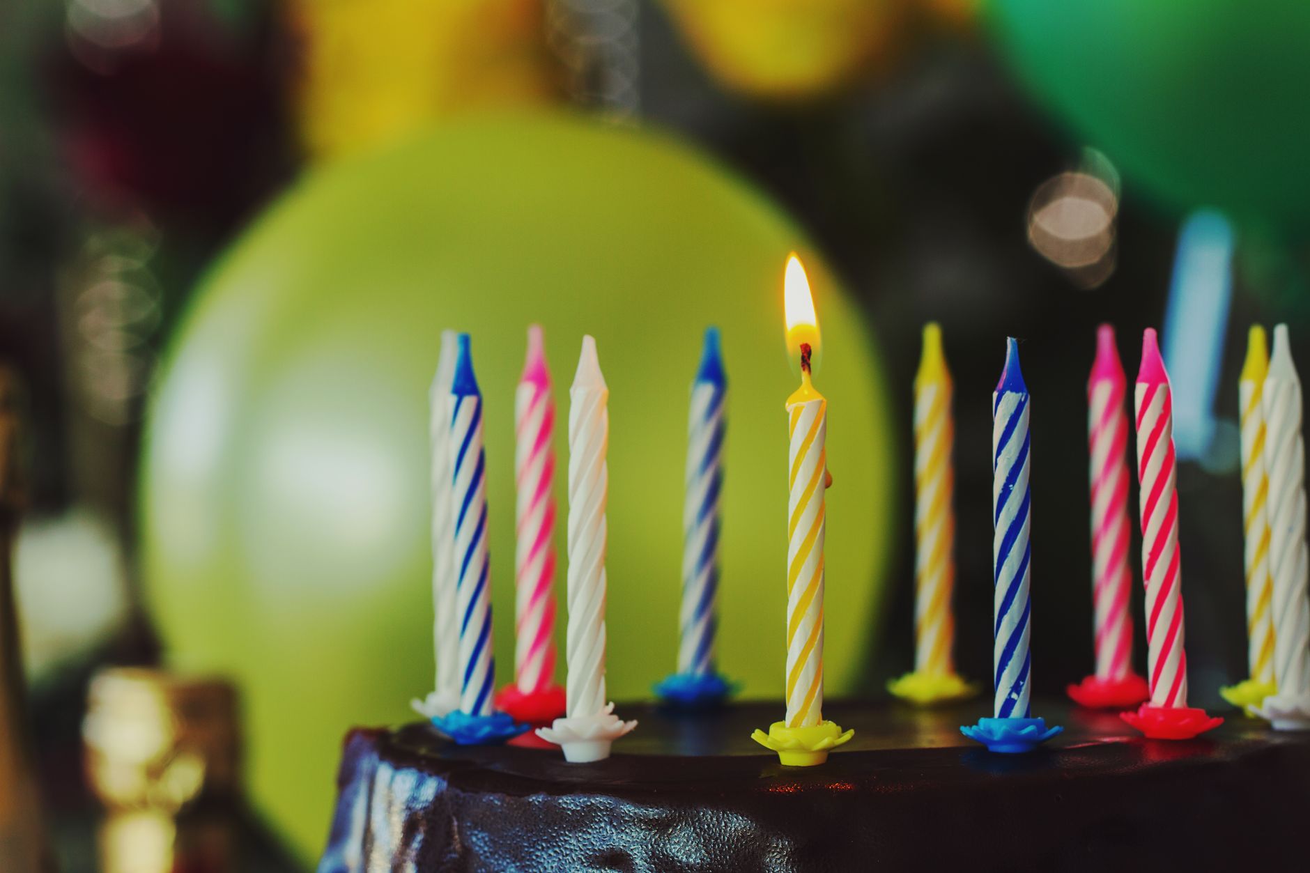 12 textes sympas et courts pour souhaiter un anniversaire — gâteau d'anniversaire coloré avec bougies